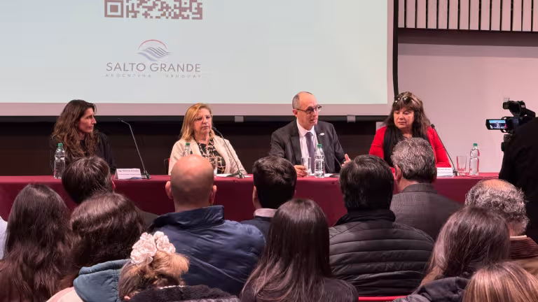  la Ing. Gabriela Corrales, en representación de la Asociación Uruguaya de Mujeres en Energía (AUME); Dr. Ing. Gonzalo Casaravilla, presidente de la Delegación del Uruguay ante la Comisión Técnica Mixta de Salto Grande; la Prof. Miriam de Souza, de la Inspección Regional Litoral Norte de la Dirección General de Educación Técnico Profesional; y la Prof. Isabel Delgue, inspectora regional de Educación Secundaria.
